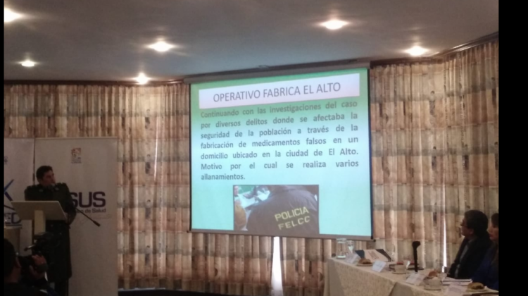 El jefe de Corrupción Pública de la FELCC durante la explicación de medicamentos falsos. Foto: ANF.