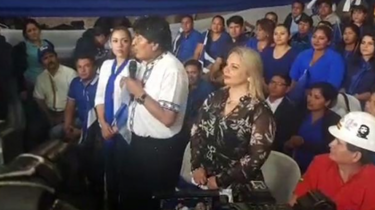 Evo Morales junto a  María René Lievana, durante la presnetaciòn de candidatos de Santa Cruz. Foto: Captura de pantalla.