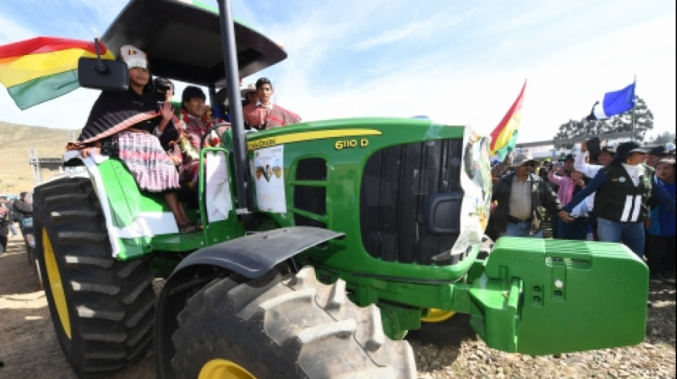 Evo Morales en uno de los tractores entregados en Viacha. Foto: ABI