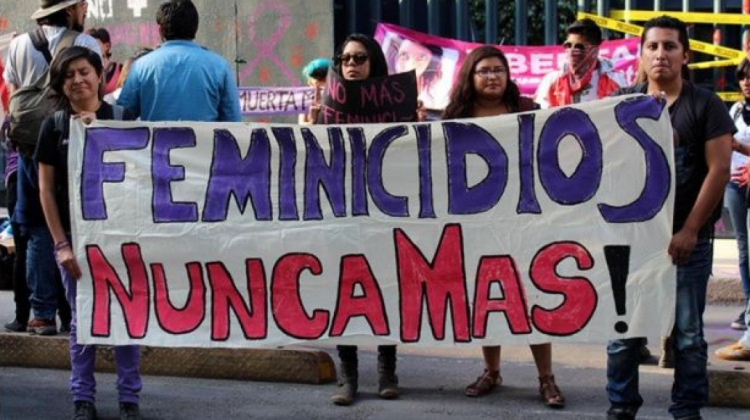 Activistas protestan contra los feminicidios. Foto: El Deber