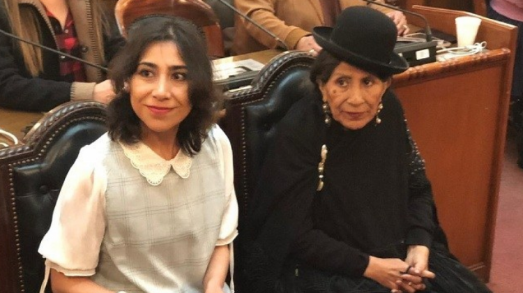 Sayuri Loza junto a su madre Remedios Loza en un homenaje en la Cámara Baja. Foto: Diputados