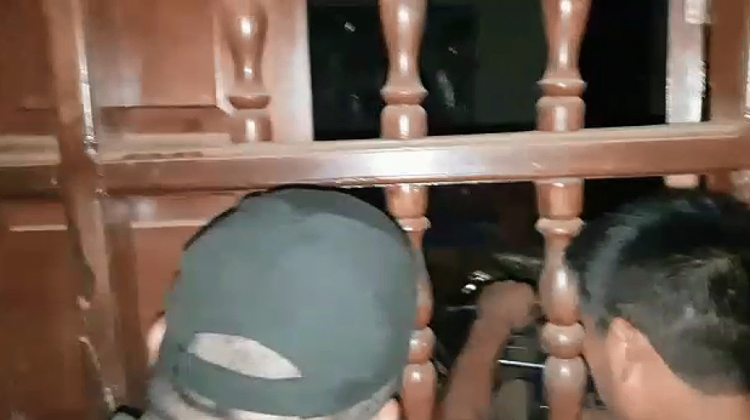 Policía observa al interior de la casa de empadronamiento. Foto: captura de video