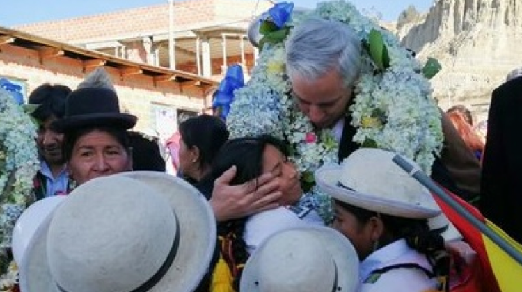 El vicepresidente García Linera con escolares de Villa Callapa.  Foto: Vicepresidencia