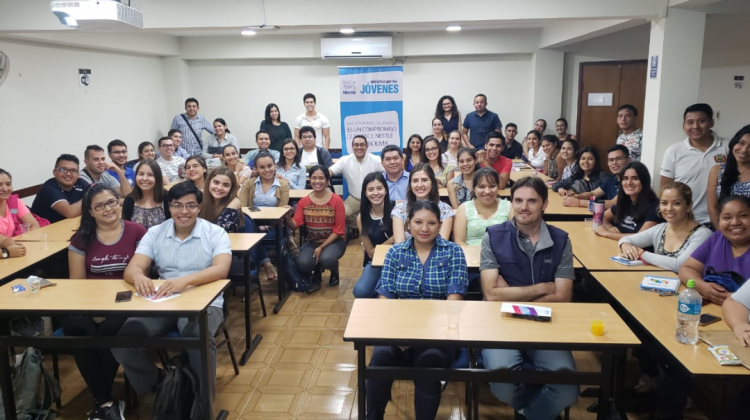 Fotos: Alumnos de la Universidad NUR en el Taller de Logística.  RB