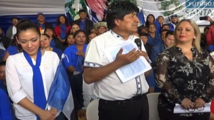 La presidenta del Senado, Adriana Salvatierra, el presidente Evo Morales y la candidata a senadora María Renée Liévana. Foto: Detrás de la verdad.