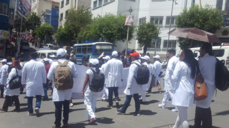 Médicos durante una protesta en el Ministerio de Salud. Foto de Archivo: ANF.
