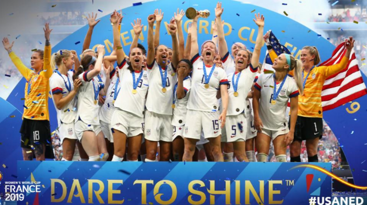 La selección femenina de fútbol de EEUU se quedó con la copa del Mundial de Francia 2019.  Foto: @fifacom_es