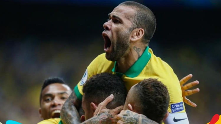 El defensor Dani Alves festeja uno de los goles de Brasil.  Foto: