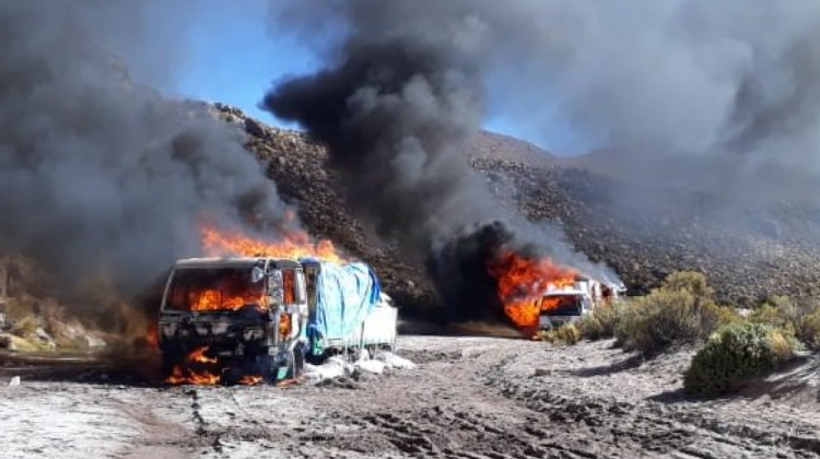 Dos de los camiones con contrabando que fueron incinerados en la frontera entre Bolivia y Chile.