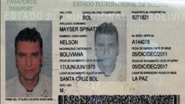 El pasaporte que obtuvo Nelson Mauriel con el nombre de Nelson Mayser Spinatto.  Foto: Internet.