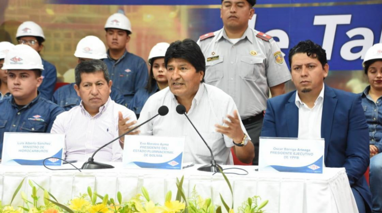Presidente Evo Morales junto al Ministro de Hidrocarburos y el Presidente de YPFB. Foto archivo: La Época