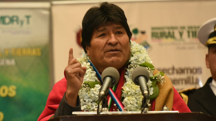 El presidente Evo Morales durante la entrega de recursos.  Foto: Ministerio de la Presidencia