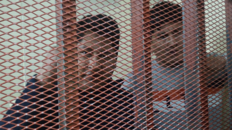 Sergio Pampa y Saúl Tito, en celdas judiciales, antes de la audiencia de medidas cautelares. Foto: ANF.