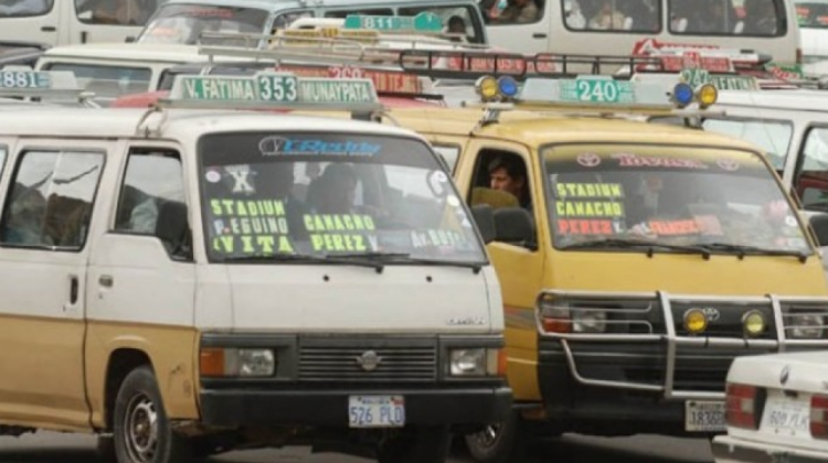 Minibuses de transporte público en la ciudad de La Paz. Foto: Radio Fides.