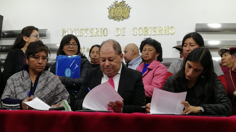 La firma del acuerdo entre el gobierno y los pacientes con cáncer. Foto: MInisterio de Salud.
