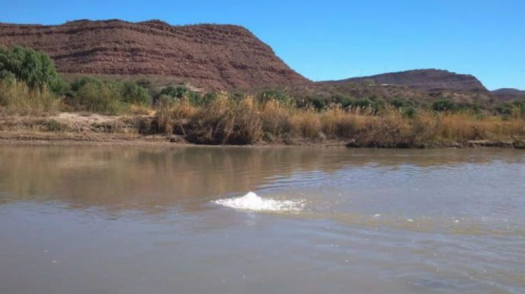 El gas que sale del ducto causa movimiento en el agua del río San Juan del Oro. Foto: Correo del Sur.