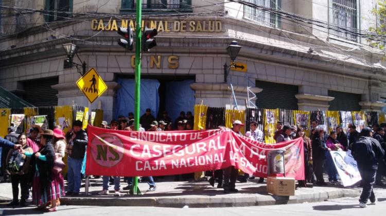 La protesta de los trabajadores de la CNS en la avenida Mariscal Santa Cruz. Foto: ANF