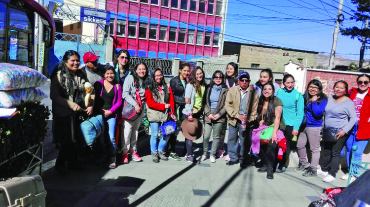 Varios jóvenes voluntarios posan en una foto antes de viajar al municipio paceño de Apolo. Foto: Página Siete.