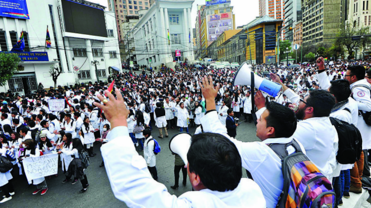 Médicos y universitarios movilizados. Foto archivo: Página Siete