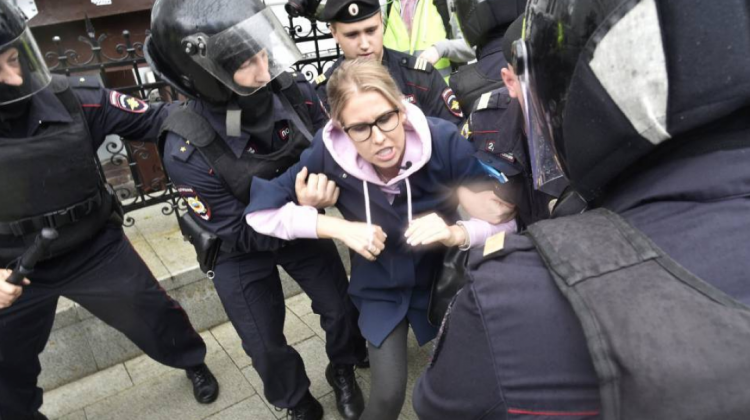 Agentes de policía detienen a la opositora Liubov Sóbol, este sábado en Moscú. Foto: AFP