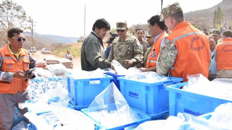 El presidente Evo Morales en la comunidad en la comunidad Peniel de Roboré, donde se entregó ayuda humanitaria. Foto: ABI.