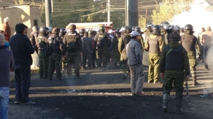 Los choferes sindicalizados reactivaron hoy el bloqueo en el puente Huayllani, en la zona Sur. Foto: La Paz Bus.
