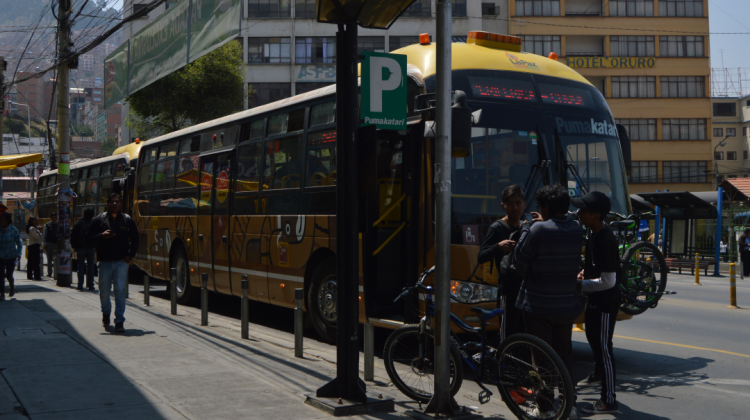Un bus Puma Katari en la parada de la plaza Alonso de Mendoza de La Paz.   Foto: ANF