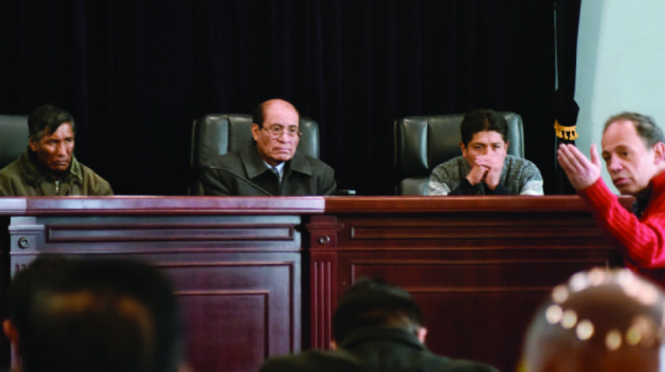 Alejandro Asbún (derecha) ante los jueces en anterior audiencia de juicio. Foto: Página Siete.