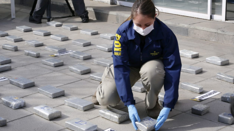 Una funcionaria de la PDI manipula la droga boliviana incautada en Santiago de Chile. Foto: @PDI_CHILE.