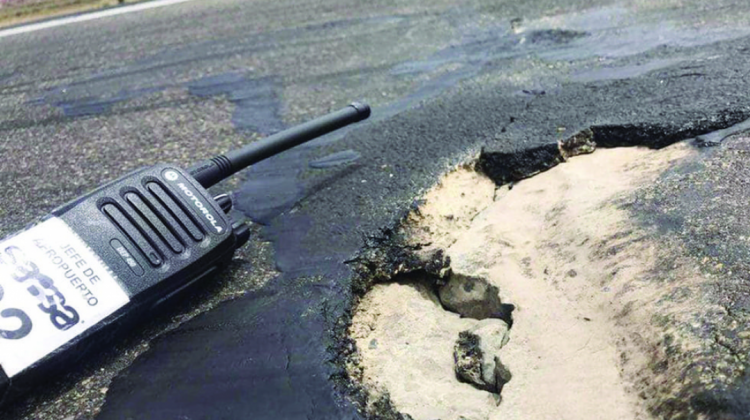 Desprendimiento de asfalto en la pista de aterrizaje de El Alto. Foto: Arturo Murillo