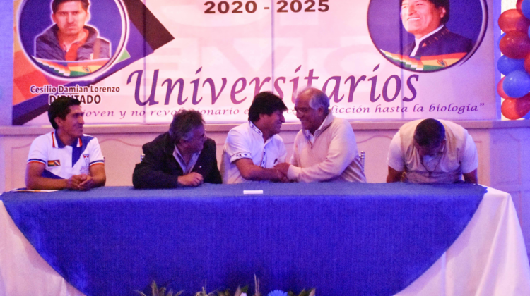 El presidente Evo Morales estrecha la mano del rector de la UMSS, Juan Ríos del Prado en la reunión del sábado. Foto: ABI.