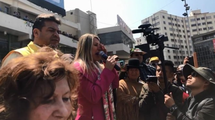 Maricruz Ribera, esposa del alcalde de La Paz, se emocionó al emitir su discurso en apoyo a su pareja. Foto: Página Siete.
