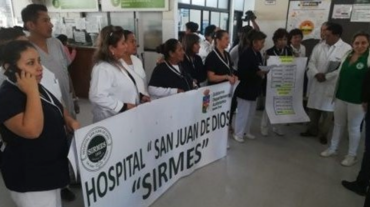 Trabajadores en salud se declararon en emergencia en el hospital de San Juan de Dios. Foto: Juan Delgadillo.