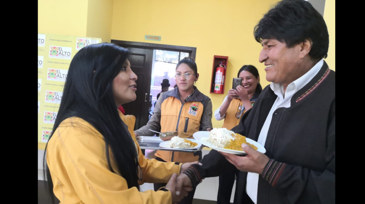 Chapetón saluda a Morales quien disfruta un plato de p'eske de quinua, en el Centro de Convenciones. Foto: Ministerio de Comunicación.
