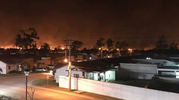 Incendio forestal en el aeropuerto de Viru Viru. Foto: Gigavisión