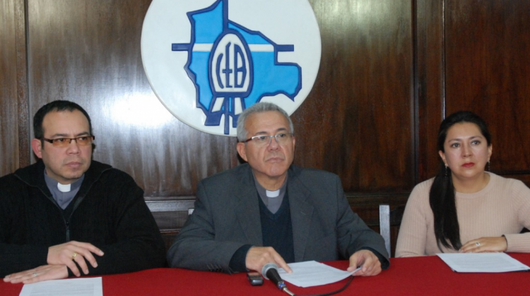 Padre José Fuentes, Secretario General Adjunto de la CEB, lo acompañaron Padre Ben Hur Soto, Secretario para la Pastoral de la CEB y Marcela Rabaza, Secretaria Ejecutiva de Pastoral Social Cáritas Bolivia.