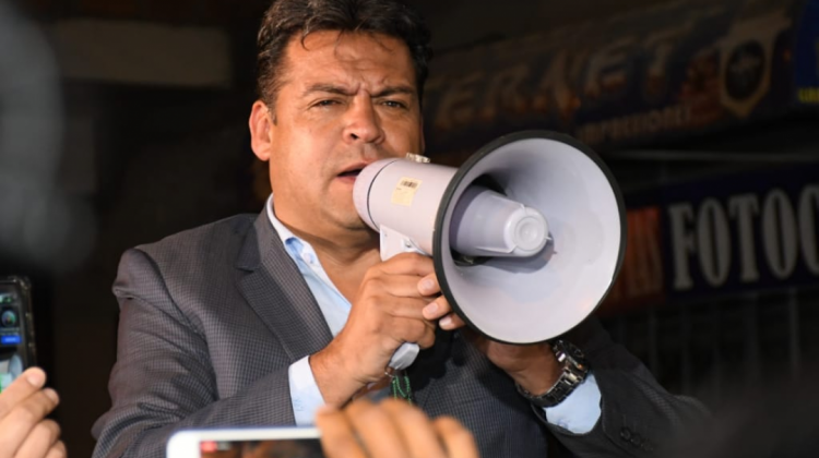 El alcalde Luis Revilla, a la conclusión de su audiencia, durante un mitin con sus simpatizantes. Foto: GAMLP.