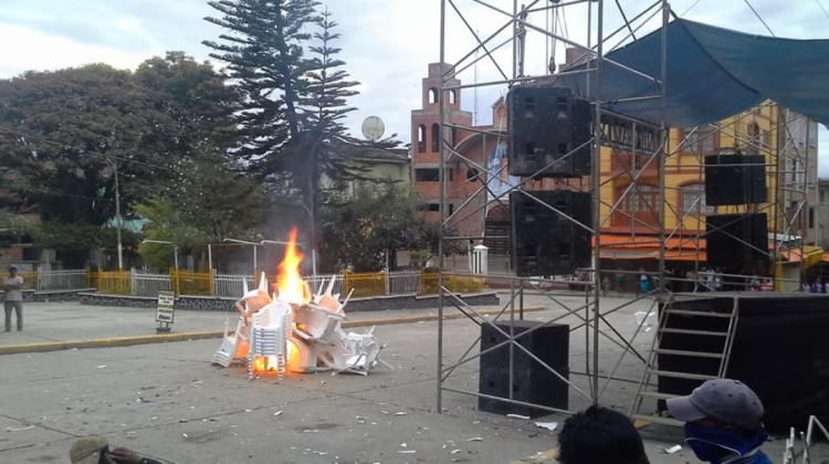 Sillas quemadas en Chulumani. Foto: Radio Yungas y El Chasqui.