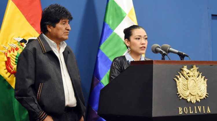 El presidente Evo Morales y la presidenta de la Cámara de Senadores, Adriana Salvatierra en la conferencia de prensa. Foto: ABI.