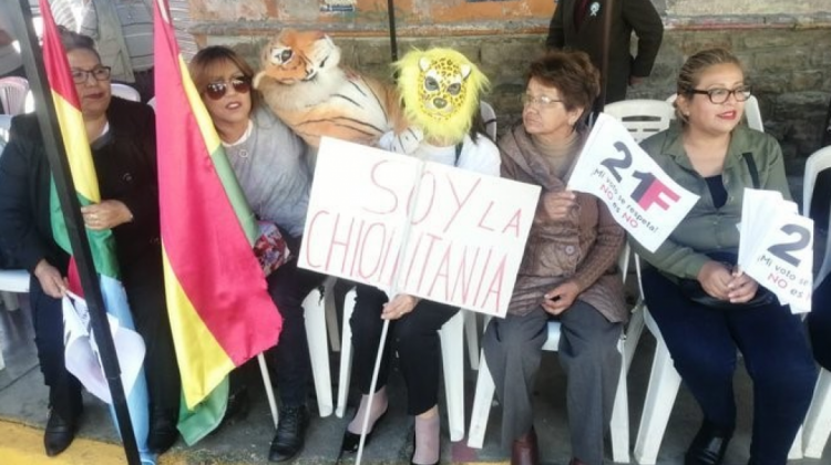 Cochabambinos llevaban pancartas en defensa de los animales afectados por los incendios en la Chiquitanía. Foto: Los Tiempos.