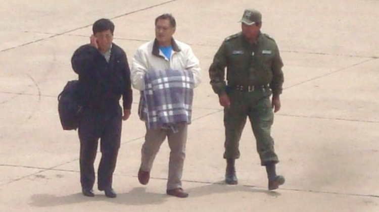 Fidel Herrera (c) cuando llegó aprehendido de La Paz el año 2010. Foto: Archivo/ Correo del Sur.