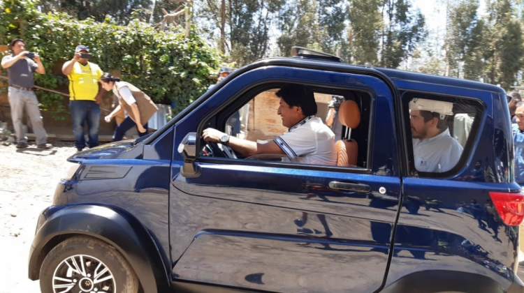 El presidente Evo Morales prueba uno de los autos eléctricos de Quantum Motors. Foto: Opinión