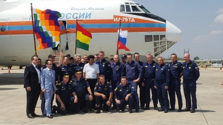El presidente Evo Morales junto a la tripulación del avión ruso  Ilyushin IL-76, que se sumará a las tareas de mitigación de los incendios. Foto: Evo Morales