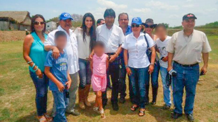 El presidente Evo Morales junto a los miembros del clan Rodríguez vinculado al tráfico de drogas. Foto: Tomás Monaterio