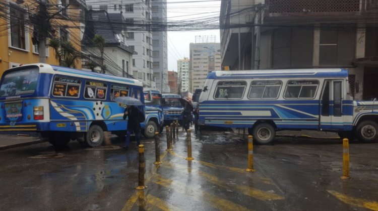 Microbuses bloquean en el centro paceño. Foto de Archivo: ANF.