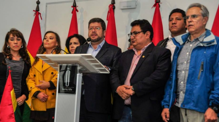 El presidente de UN, Samuel Doria Medina y el diputado Amilcar Barral cuando se rompió la alianza con los Demócratas en 2018. Foto: UN.