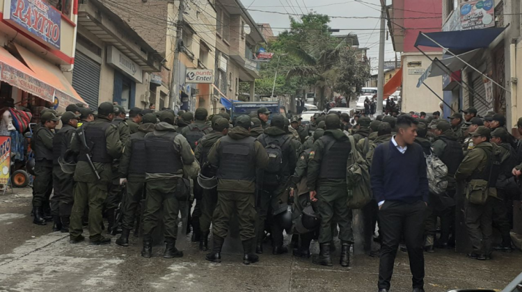 Policías ingresaron al municipio de Chulumani. Foto: FM Bolivia