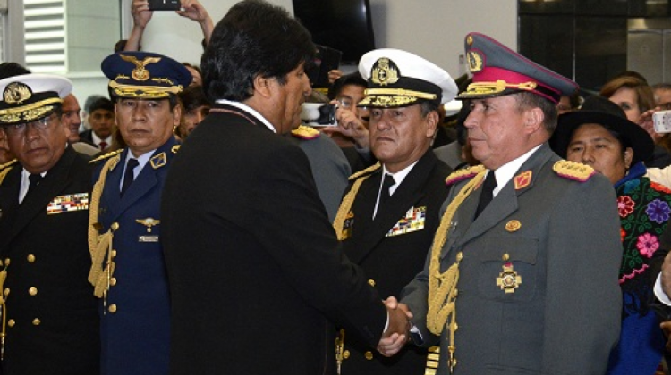 El presidente Evo Morales y el general Williams Kalimán, Comandante de las FFAA. Foto: archivo/Ministerio de Defensa