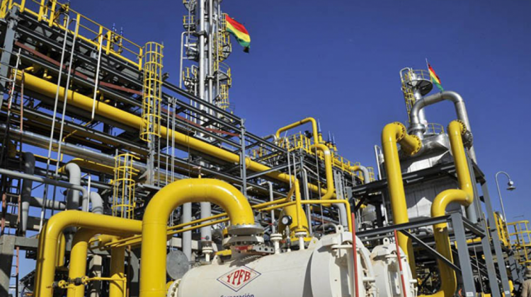 Instalaciones de la planta de Yacimientos Petrolíferos Fiscales Bolivianos (YPFB). Foto: Internet.
