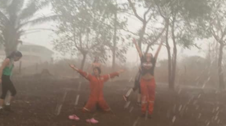 Bomberos celebran la torrencial lluvia. Foto: Captura de pantalla / Radio San José.